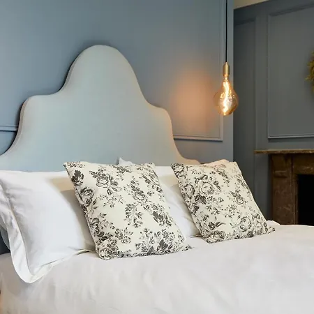 Railway House By Chateau Anna