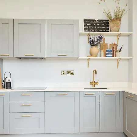 Апарт-отель Railway House By Chateau Anna