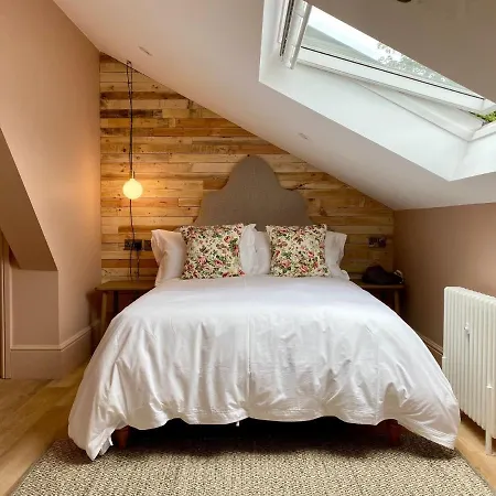 Апарт-отель Railway House By Chateau Anna