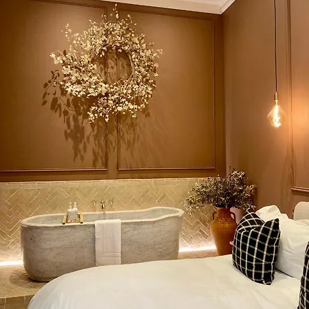 Railway House By Chateau Anna