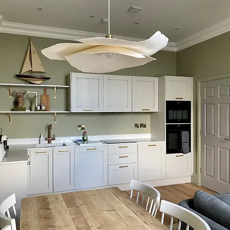 Railway House By Chateau Anna