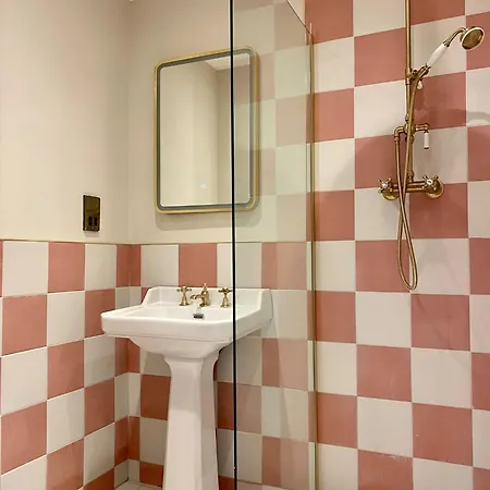 Railway House By Chateau Anna Йорк